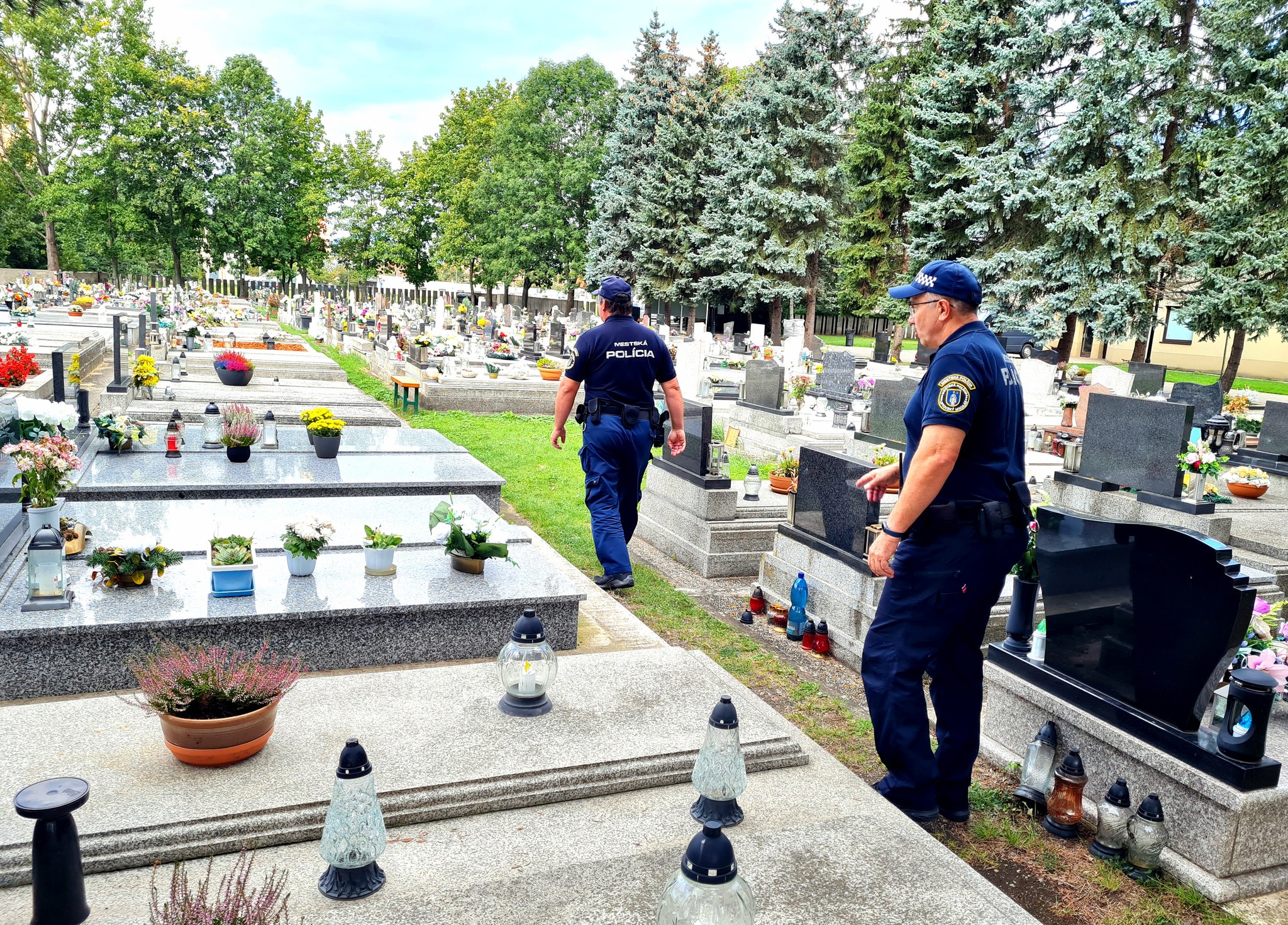 Mestskí policajti dohliadnu na poriadok na cintorínoch