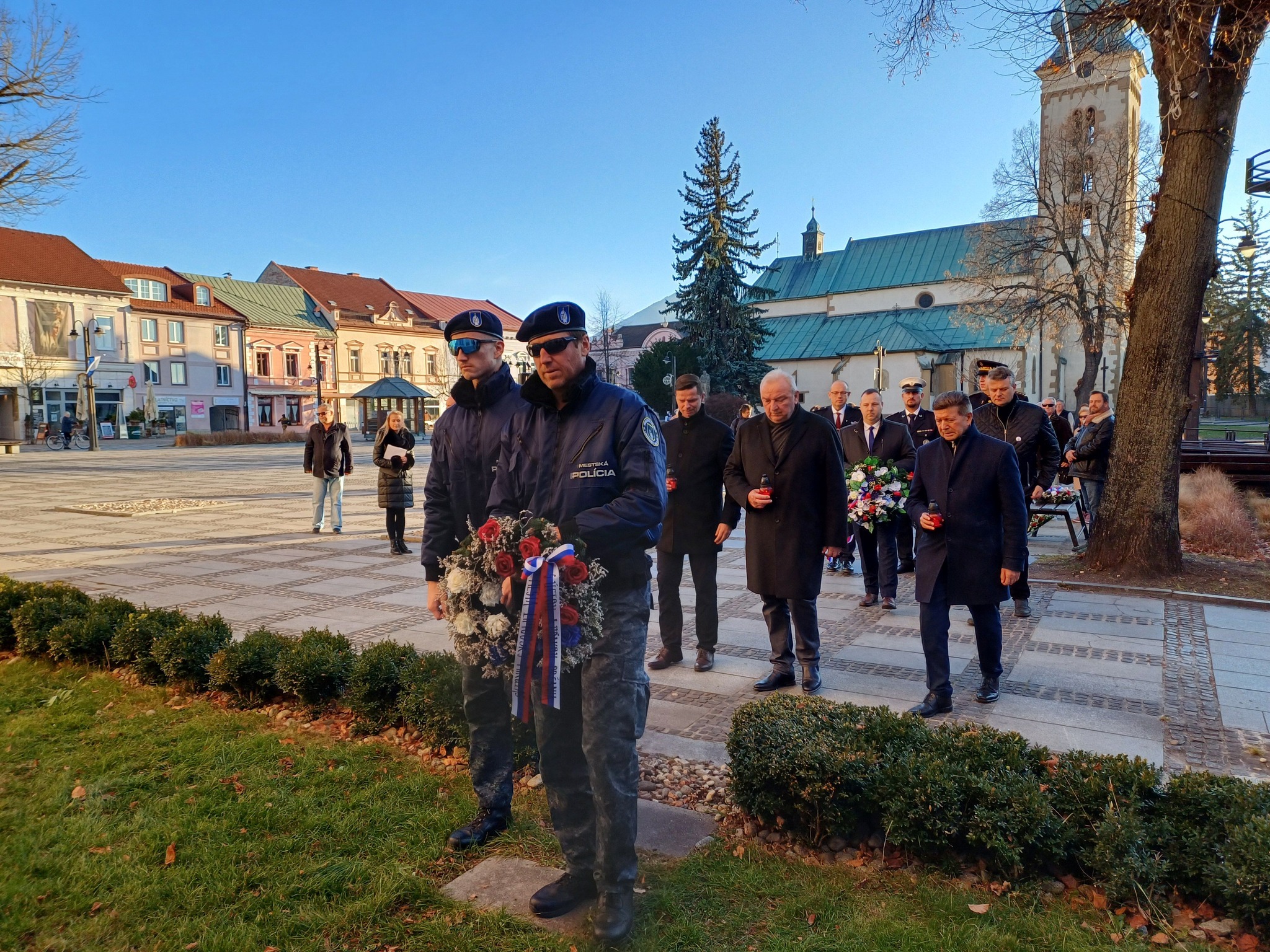 Rozhoreli sa sviečky na znak úcty k smutným ľudským osudom