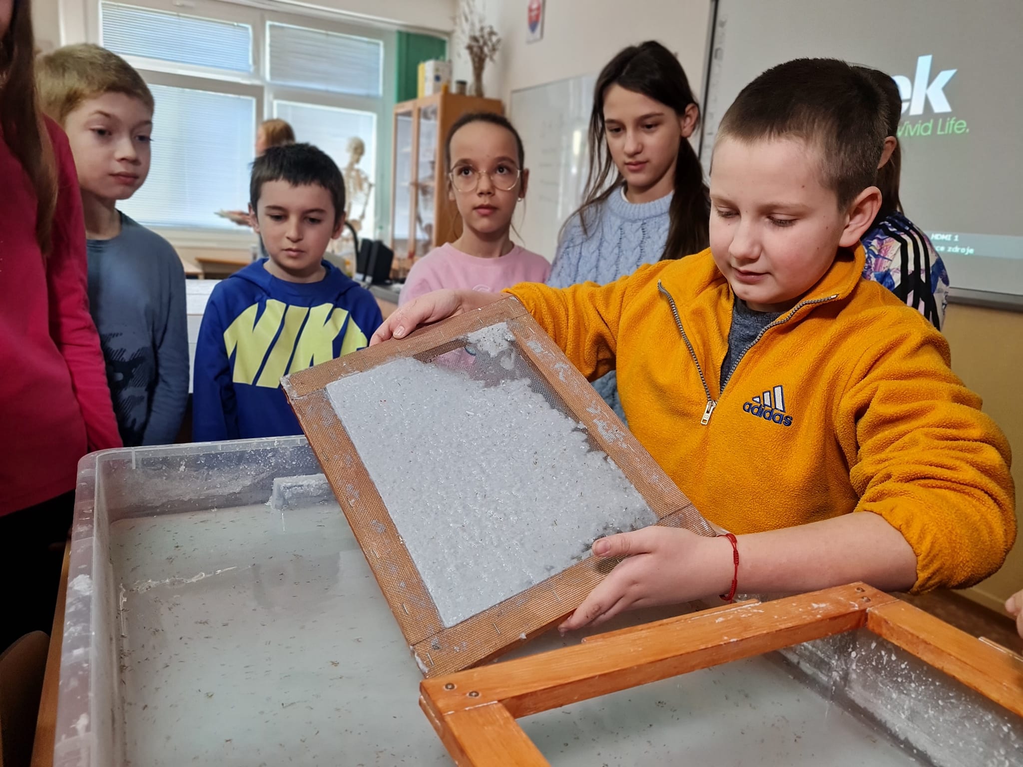 Rok remesla: deti si v škole vyrábajú papier